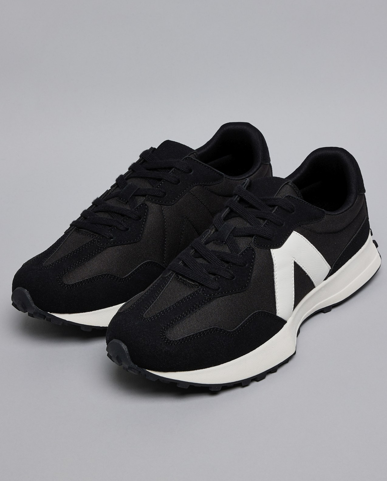 Contrast Detail Casual Shoes