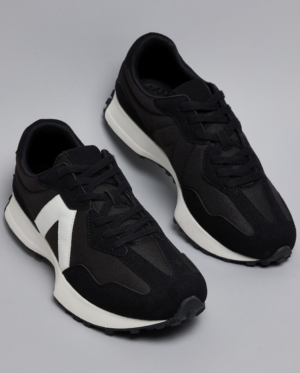 Contrast Detail Casual Shoes