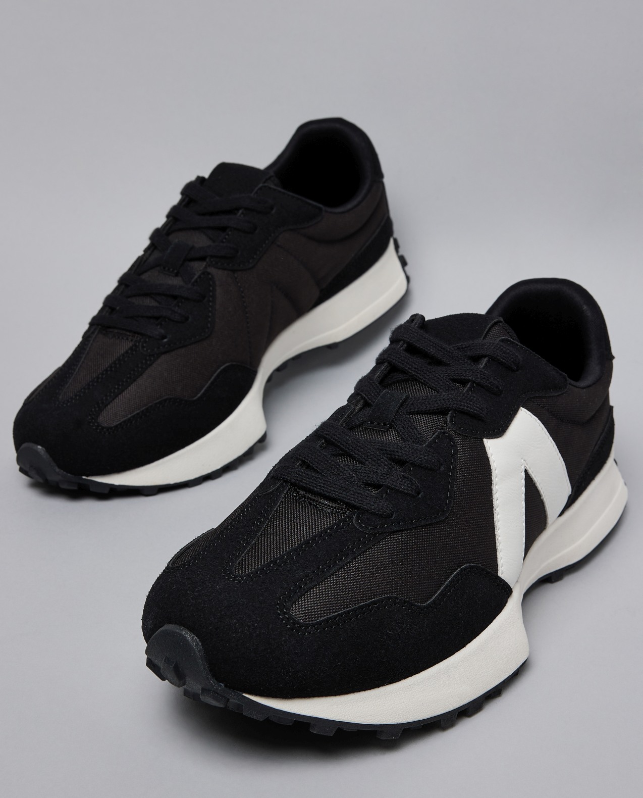 Contrast Detail Casual Shoes